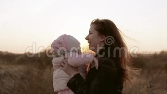 妈妈和女儿玩围着她转既笑又开心Slomo视频的预览图