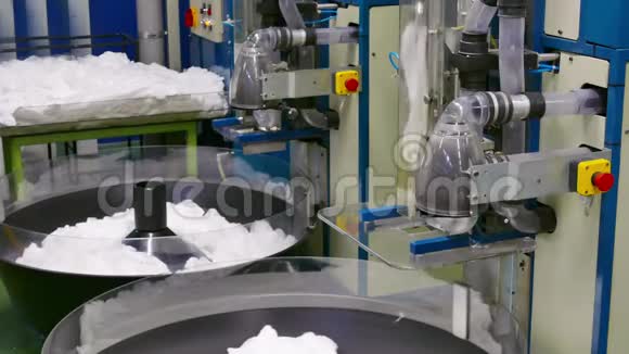 工业生产尼龙袜的详情视频的预览图