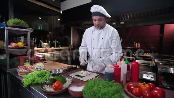 用黄瓜和鱼子酱做日本寿司卷视频的预览图
