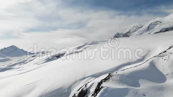 鸟瞰冬山景观埃尔布鲁斯南部度假胜地积雪覆盖的岩石斜坡视频的预览图