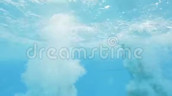 两个美女跳进游泳池的水里视频的预览图