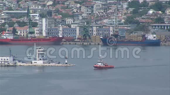 保加利亚瓦尔纳海港海湾的红色拖船视频的预览图