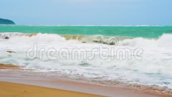 晴天沙滩上的海浪视频的预览图