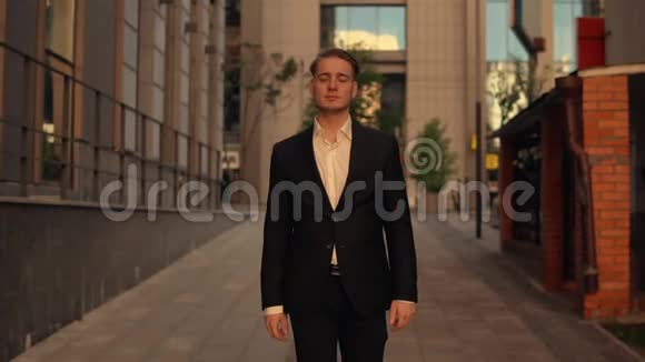 时髦的男人穿着优雅的户外西装视频的预览图