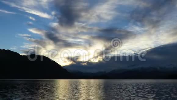 美丽的山湖上日落视频的预览图