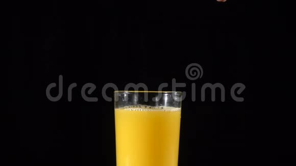 用手把鲜橙汁挤在玻璃杯里慢动作视频的预览图