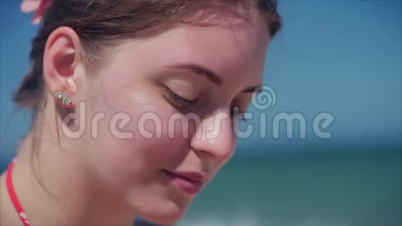在热带海滩上一幅欧洲美丽的CuteBrunette与太阳镜年轻女性或快乐女孩的特写肖像视频的预览图