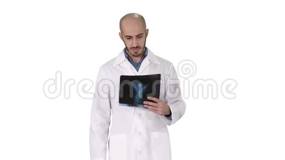 医生在白色背景下行走时检查肺部X线片视频的预览图