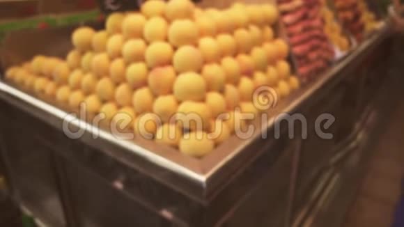 接近市场上的桃子堆视频的预览图