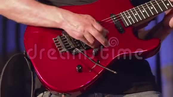 音乐家演奏红色电吉他视频的预览图