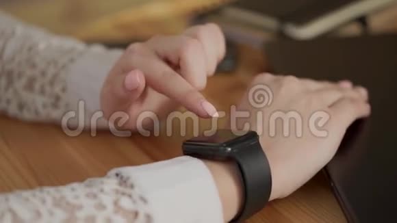 一个商务女性的手特写镜头用智能手表做商务工作视频的预览图