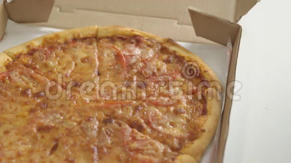 手拿一片新鲜披萨卡路里食物视频的预览图