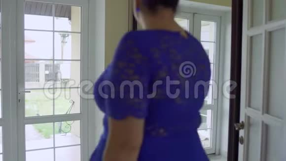 穿着蓝色裙子在镜子前的胖女孩视频的预览图