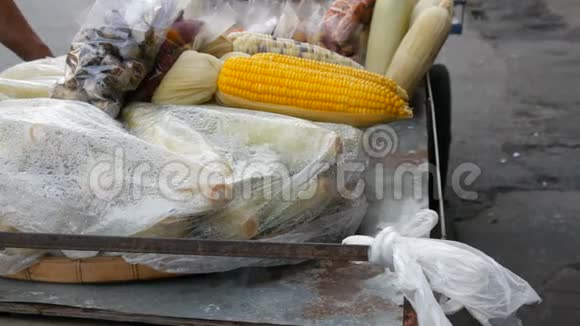 与刚煮好的幼玉米相反新鲜的玉米来自蒸汽柜台提供各种泰国菜亚洲街头食品视频的预览图