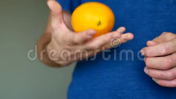 这个人对柑橘过敏他扔掉了橘子视频的预览图