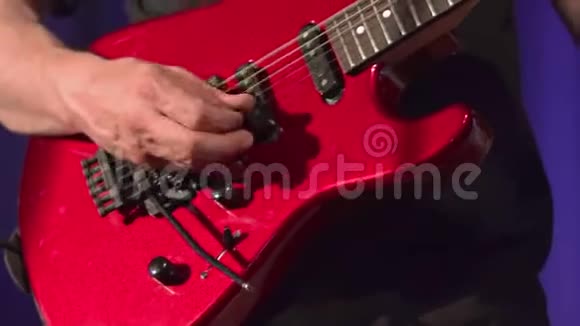 音乐家演奏红色电吉他视频的预览图