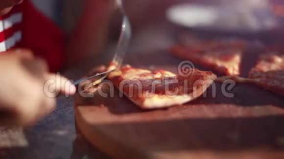 小可爱的男孩吃了一片意大利香肠披萨1920x1080视频的预览图