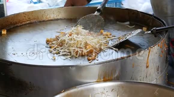 卖街食品的人用鸡蛋鸡肉和芽炒传统泰国米粉亚洲街头食品视频的预览图