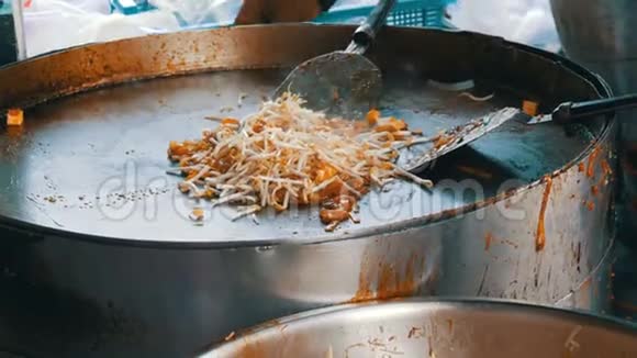 卖街食品的人用鸡蛋鸡肉和芽炒传统泰国米粉亚洲街头食品视频的预览图