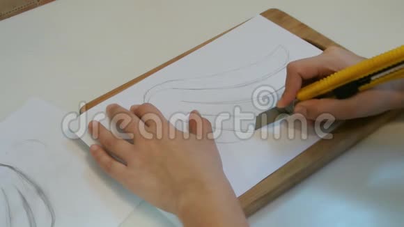 有创造力的年轻女人用木板切割模板视频的预览图
