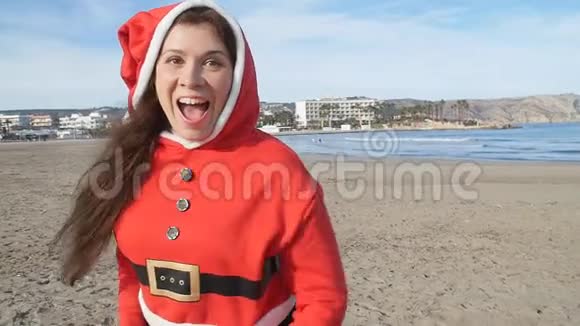 在户外跳舞的圣诞老人帽子上快乐的年轻女子视频的预览图