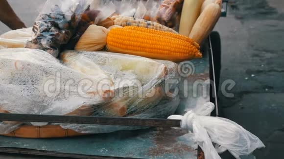 与刚煮好的幼玉米相反新鲜的玉米来自蒸汽柜台提供各种泰国菜亚洲街头食品视频的预览图
