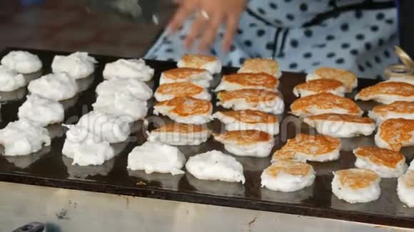 街上烧烤煎饼泰国菜亚洲街头食品视频的预览图