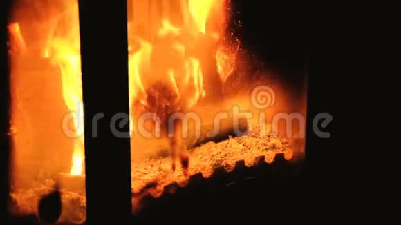 充满木头和火的热壁炉温暖舒适的燃烧火砖壁炉靠近视频的预览图