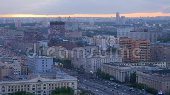 莫斯科上空美丽的日落傍晚时分城市全景从上点时间推移视频的预览图