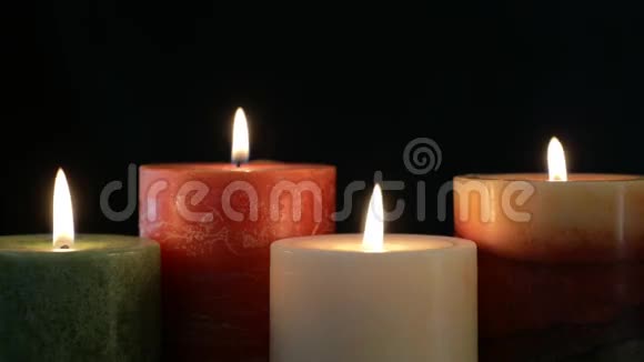 四根燃烧的蜡烛视频的预览图