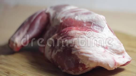 用黑胡椒和海盐调味的羊肉视频的预览图