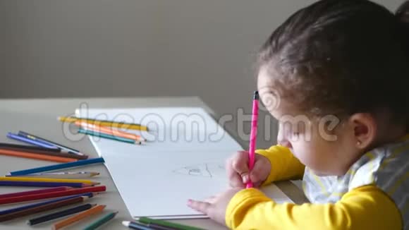 小可爱的小女孩用彩色铅笔画她的房子4K视频的预览图