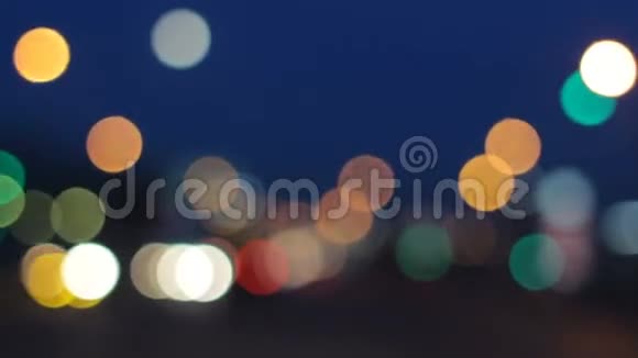 夜间驾驶挡风玻璃景观模糊的城市交通灯繁忙的镇街视频的预览图