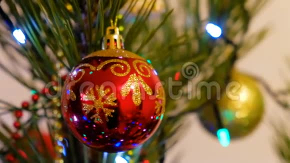 圣诞节和新年装饰把宝布尔挂起来视频的预览图