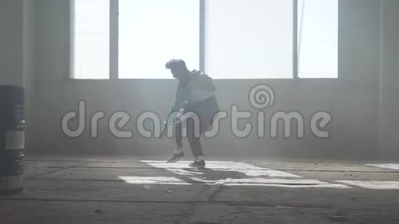 有技巧的年轻人在一座废弃的建筑里跳舞嘻哈文化排练当代的视频的预览图
