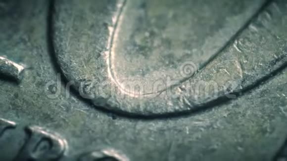 印在硬币上的欧洲字母超级宏观镜头视频的预览图