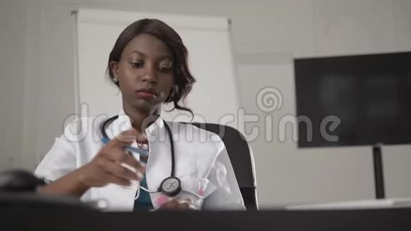 医学人与医疗理念快乐的非裔美国女性医生或护士撰写医疗报告视频的预览图