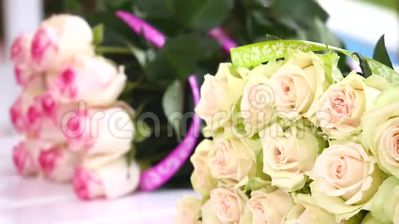 餐桌上的鲜花一束鲜花许多鲜花礼物礼物客人们在节日里的花束视频的预览图