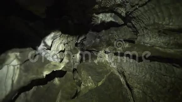 火炬照亮了一个洞穴视频的预览图
