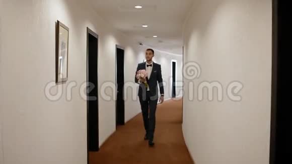 新郎带着花束穿过走廊视频的预览图
