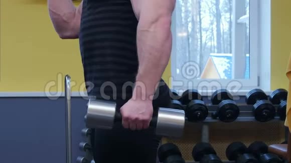 肌肉男在健身房锻炼手臂视频的预览图