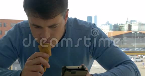 有智能手机和冰淇淋的人视频的预览图