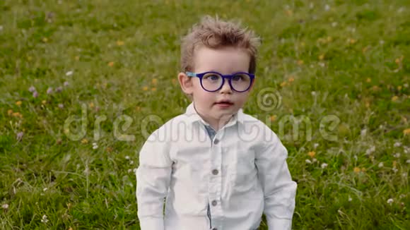 戴眼镜的孩子视频的预览图