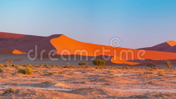 纳米布沙漠Sossusvlei的彩色沙丘和风景景观全景纳米布诺克洛夫特国家公园旅游目的地视频的预览图