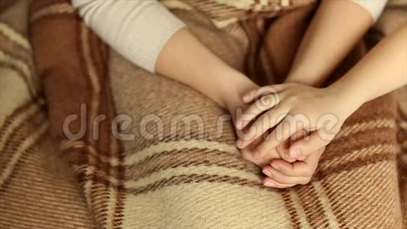 孩子温柔地拥抱着妈妈双手全高清视频视频的预览图