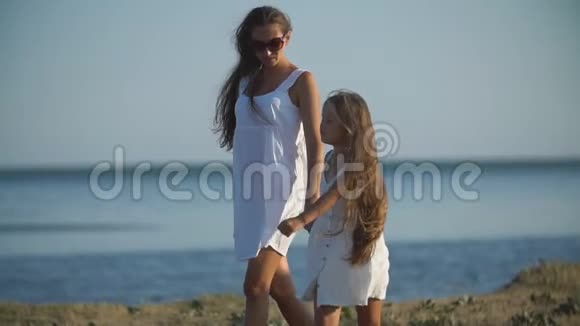 母亲和女儿穿着白色连衣裙视频的预览图
