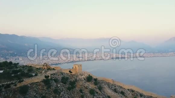 空中观景乘飞机从山上的古堡到码头的城市景观视频的预览图