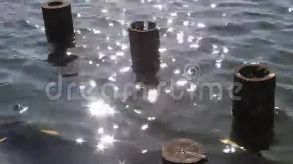 古老的木柱和水中的阳光视频的预览图