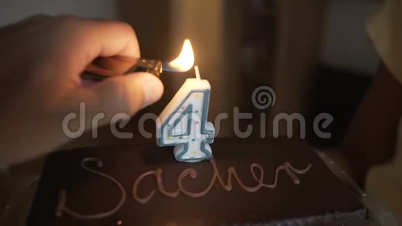 小男孩生日的巧克力蛋糕孩子们的生日我们在蛋糕上点蜡烛Besoke童年视频的预览图