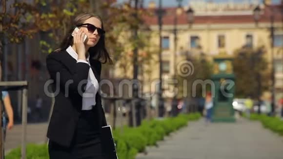 漂亮的女商人穿着正式的衣服街上有剪贴板视频的预览图